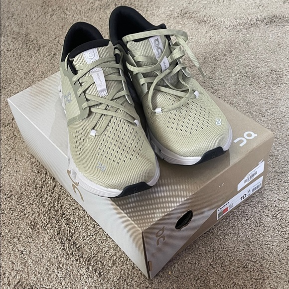 On Cloud Men's Light Olive/Black Running Sneakers sz 10
